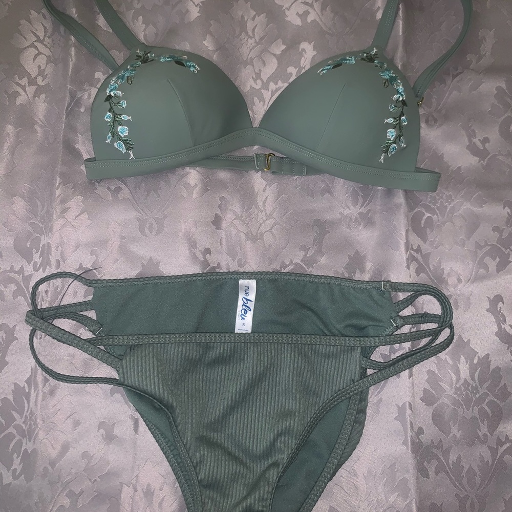 Bathing suit top and bottoms
